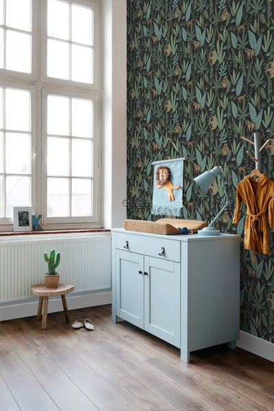 Helles Kinderzimmer mit Dschungeltapete, Wickelkommode und Dekorationen