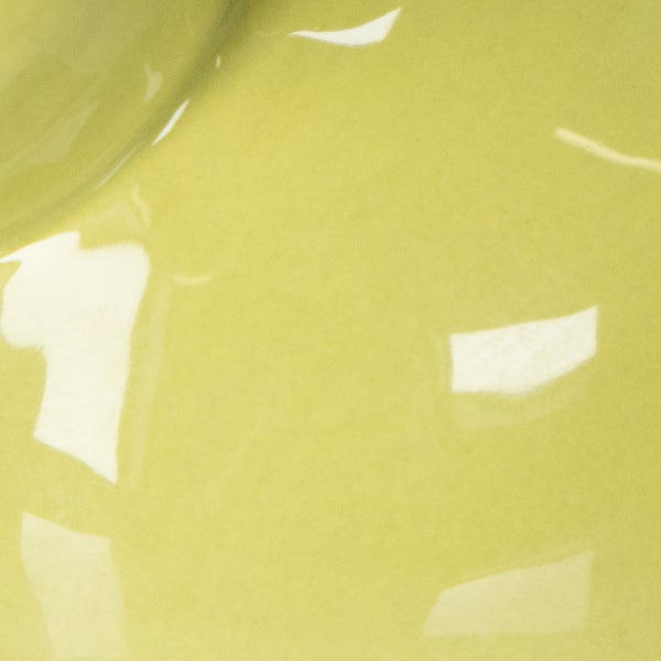 Nahaufnahme einer glänzenden, hellen Keramikoberfläche