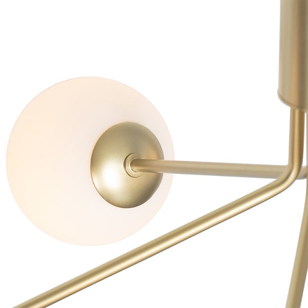 Detailaufnahme einer modernen Lampe mit runder, leuchtender Glaskugel und goldfarbenem Metallgestell.