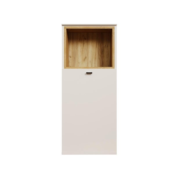 Ein hoher Badschrank mit einem offenen Fach in Holzoptik oben und einer verschlossenen Tür unten.