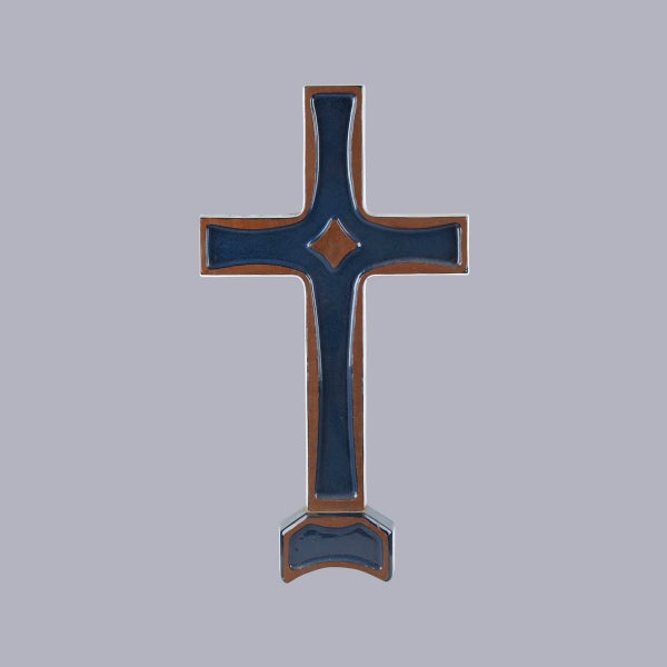 Grabkreuz aus Bronze mit blauem Dekor und Standfuß.