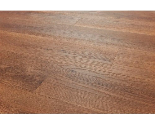 Brauner Laminatboden mit Holzoptik.