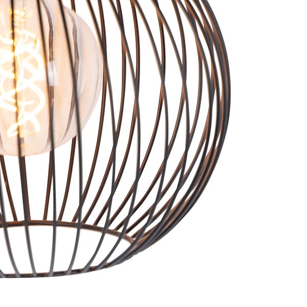 Nahaufnahme einer schwarzen Drahtleuchte mit Glühbirne