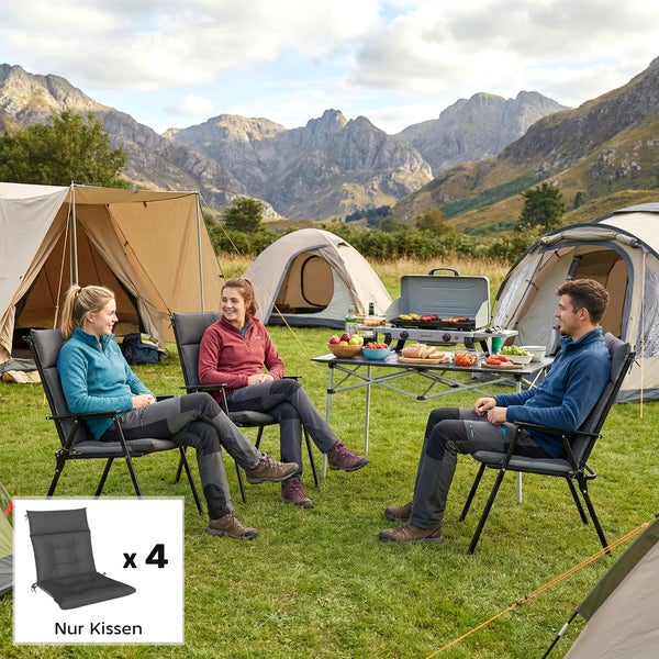 Vierer-Set graue Sitzkissen für Campingstühle mit hoher Rückenlehne, dargestellt in einer hellen Outdoor-Szene mit Bergen, Zelten und einem Tisch.