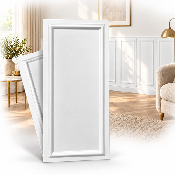 Zwei rechteckige Wandpaneele mit klassischem Kassettenprofil in einem elegant eingerichteten Wohnraum mit Holzboden und dekorativen Elementen.