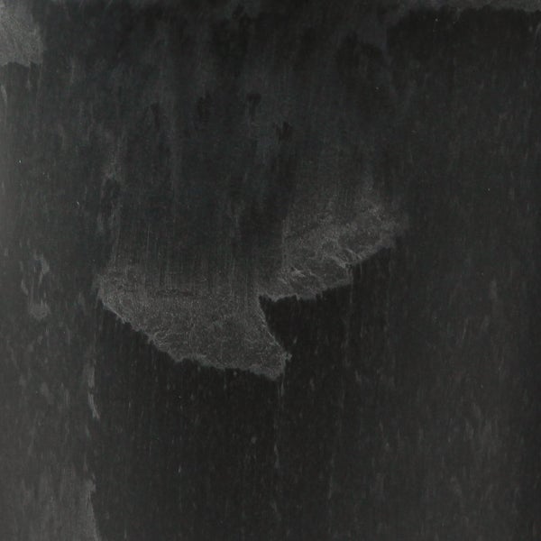 Oberfläche in Natursteinoptik mit feiner Struktur.