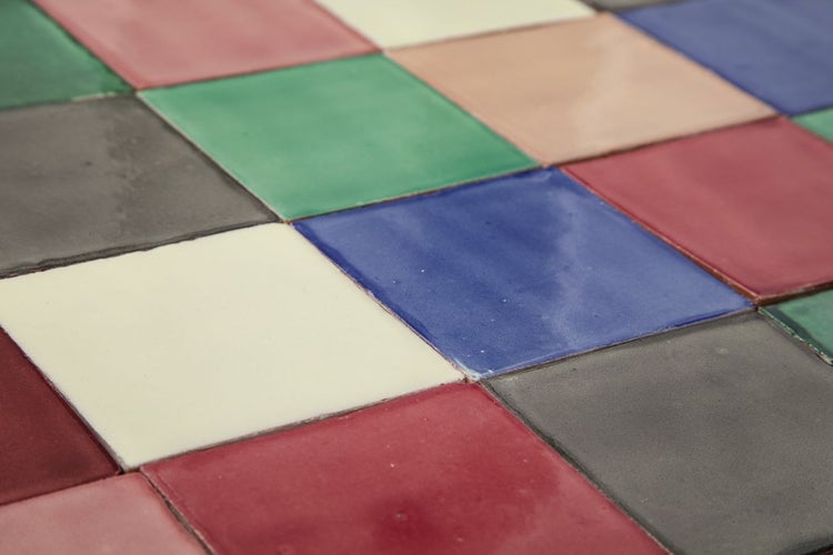 Quadratische Fliesen in verschiedenen Farben