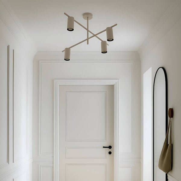 Deckenleuchte mit vier Strahlern in einem hellen Flur