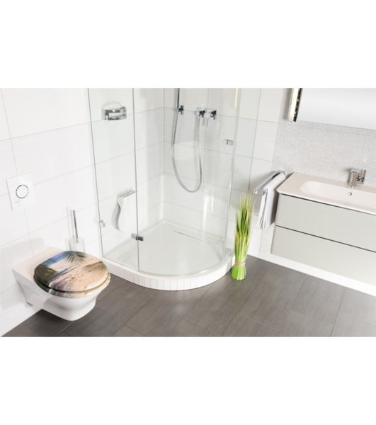 Modernes, helles Badezimmer mit wandhängender Toilette samt Motiv-Toilettensitz, einer gläsernen Eckduschkabine und einem Waschtisch mit Unterschrank.