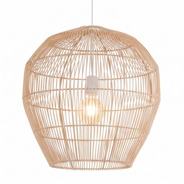 Hängeleuchte aus Rattan mit rundem Lampenschirm in Korboptik und integriertem Leuchtmittel für eine natürliche Wohnraumbeleuchtung.