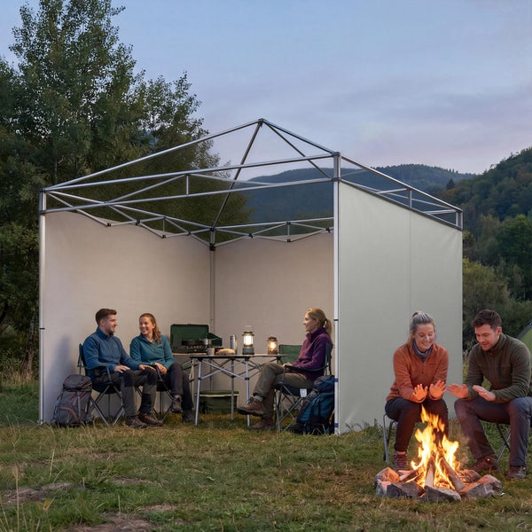 Metallgestell für einen Pavillon mit Seitenwänden in einer Campingszene mit Personen auf Klappstühlen und einem Lagerfeuer.