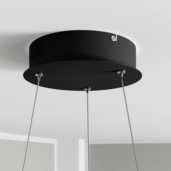 Schwarzer runder Deckenbaldachin aus Metall für eine Pendelleuchte mit drei Stahlseilen.