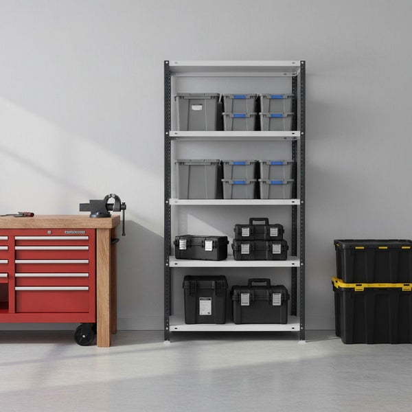 Organisierte Werkstatt mit rotem Werkzeugwagen, massiver Holzwerkbank, Schraubstock und Metallregal mit verschiedenen Aufbewahrungsboxen.