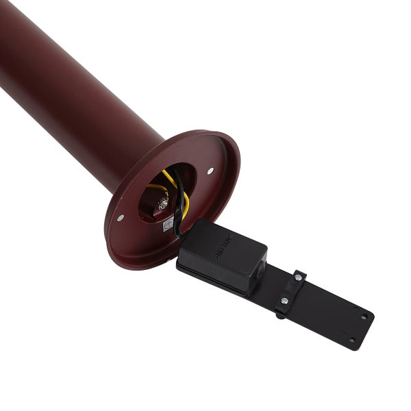 Detailansicht vom Sockel einer Außenleuchte mit Kabelanschluss und schwarzer Anschlussdose.