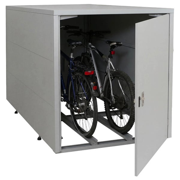 Graue Fahrradbox aus Metall für zwei Fahrräder mit Bodenschienen und geöffneter Tür.