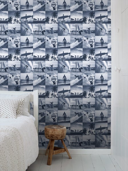 Schlafzimmer mit Fototapete im Surferstil, Bett und Hocker