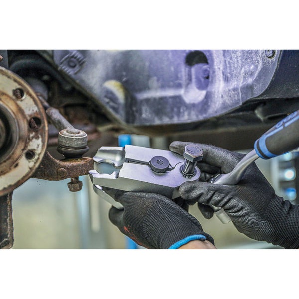 Spurstangenkopf Ausdrücker im Einsatz an einem Fahrzeug