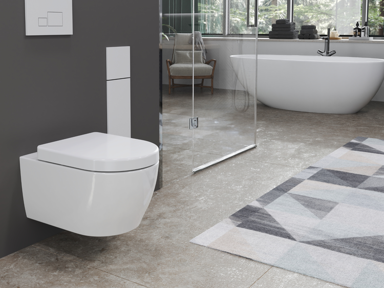 Modernes Badezimmer mit wandhängendem WC, freistehender Badewanne und geometrischem Teppich