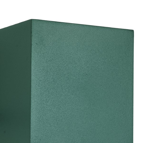 Detailaufnahme eines rechteckigen Metallobjekts mit einer strukturierten grünen Oberfläche.