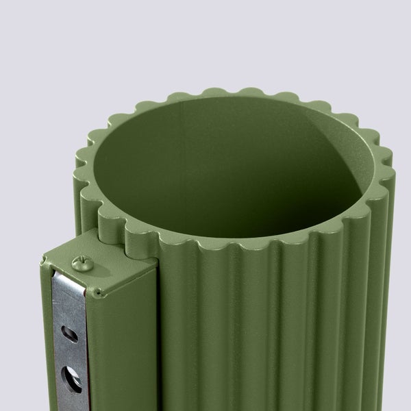 Grünes, geriffeltes Metallrohr mit seitlicher Halterung und Montageplatte.
