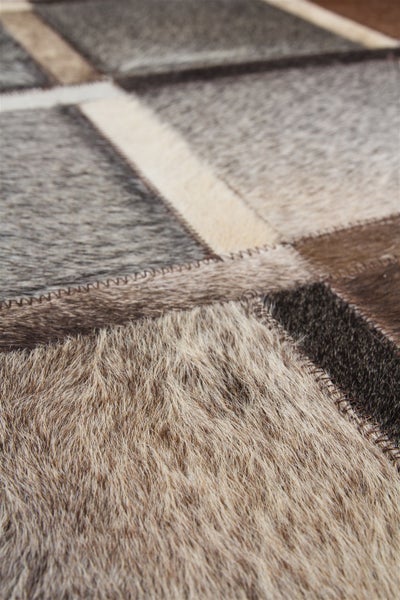 Flickenteppich aus Fell im Patchwork-Stil mit sichtbaren Nähten.