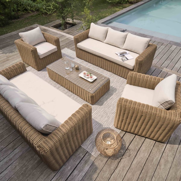 Garten-Lounge-Set aus Polyrattan bestehend aus zwei 3-Sitzer-Sofas, zwei Sesseln und einem Couchtisch mit Glasplatte inklusive Sitzkissen.
