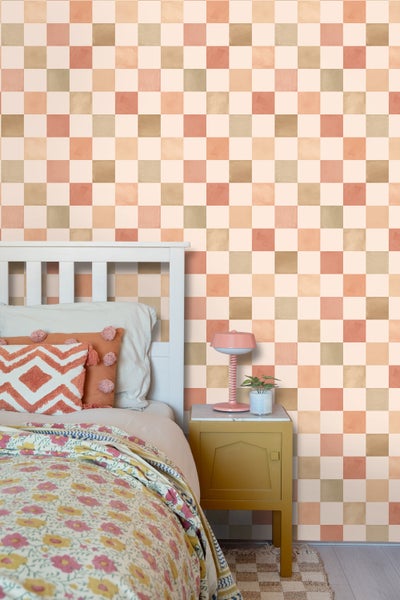 Schlafzimmer mit karierter Tapete, Bett und Nachttisch.