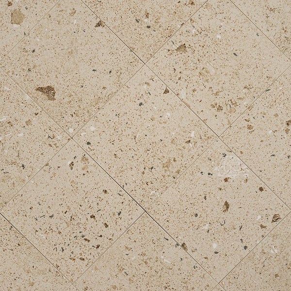 Quadratische Bodenfliesen mit gesprenkelter Natursteinoptik in rautenförmiger Verlegung