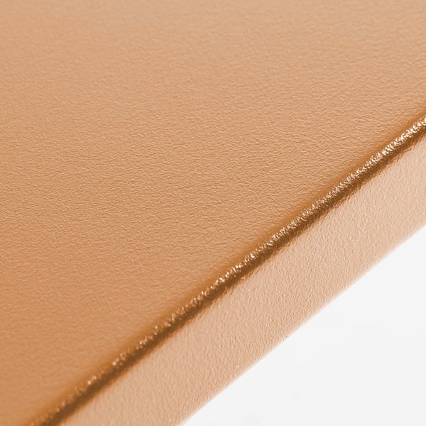 Nahaufnahme einer fein strukturierten Oberfläche mit abgerundeter Kante.