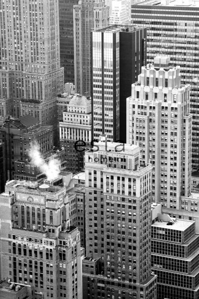 Schwarzweißaufnahme einer Großstadtszene mit Bürogebäuden