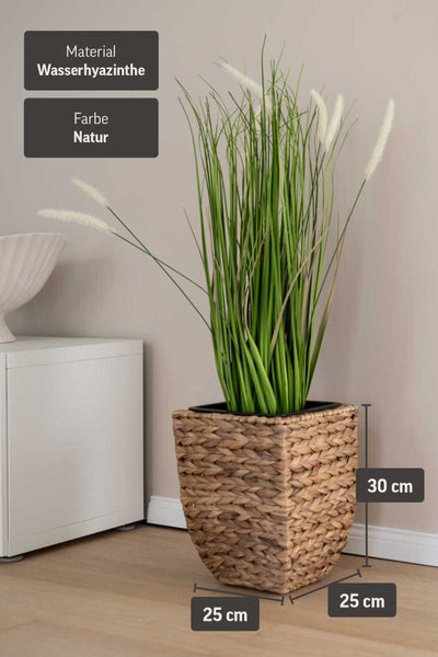 Quadratischer Übertopf aus geflochtener Wasserhyazinthe, 25 mal 25 mal 30 Zentimeter, mit künstlichem Gras.