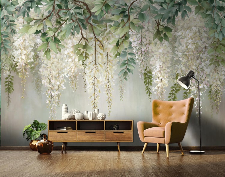 Dekoratives Wohnzimmer mit einer Fototapete mit blühenden Glyzinien, einem Holzschrank, einem Sessel und einer Stehlampe.