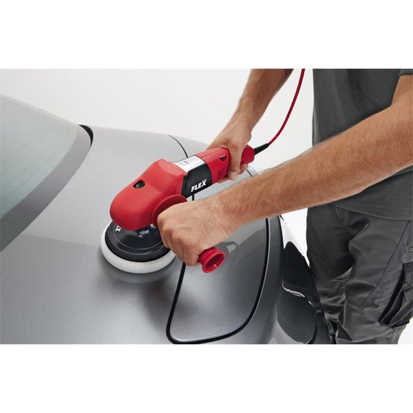 Eine Person poliert den Lack eines Autos mit einer elektrischen Poliermaschine der Marke Flex.