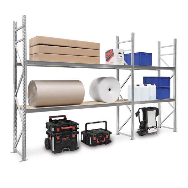 Schwerlastregal aus Metall mit Holzböden, beladen mit Kartons, Verpackungsmaterialrollen, Kanistern und Werkzeugkoffern.
