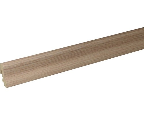 Fußleiste mit Holzdekor im Profilschnitt