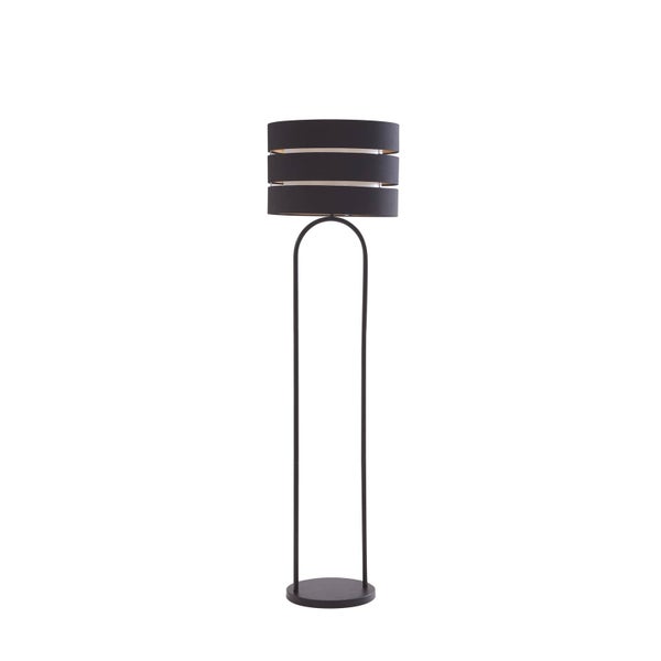 Szene mit Stehlampe im Wohnzimmer