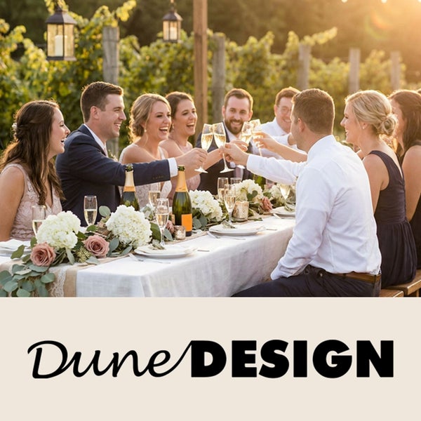 Eine Gruppe von Menschen feiert gemeinsam an einem gedeckten Tisch im Freien, inklusive Dune Design Logo.