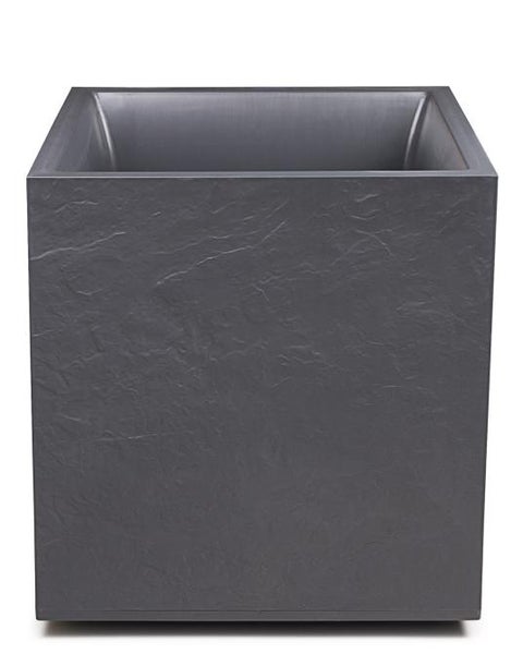 Gartenbereich mit blühenden Hortensien in Pflanzgefäßen auf einer Terrasse