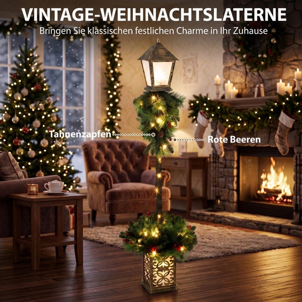 Vintage Weihnachtslaterne mit Tannengrün und LED Beleuchtung als festliche Dekoration in einem gemütlich eingerichteten Wohnzimmer mit Kamin.