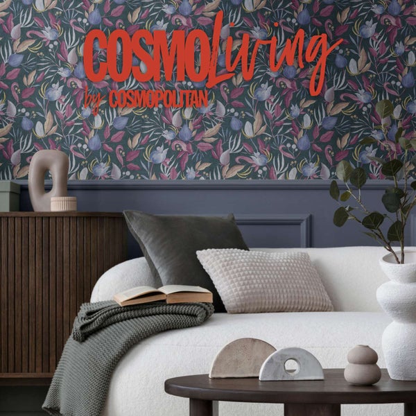 Wohnzimmer mit Blumentapete von CosmoLiving, strukturiertem Sofa, dekorativen Kissen, einer Decke und einer Vase auf einem Couchtisch.