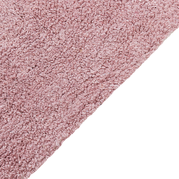 Detailansicht eines weichen Hochflor-Teppichs in Rosa.