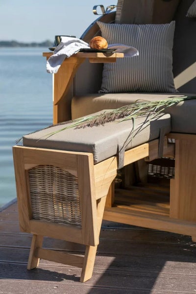 Gartentisch mit Stühlen und Dekoration für den Außenbereich.