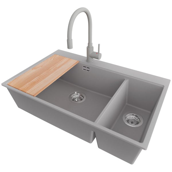 Küchenspüle mit Abtropffläche, Wasserhahn und Schneidebrett