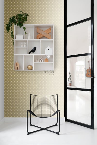 Wohnraum mit gepunkteter Tapete, Regal, Stuhl und Tür mit Glaseinsatz