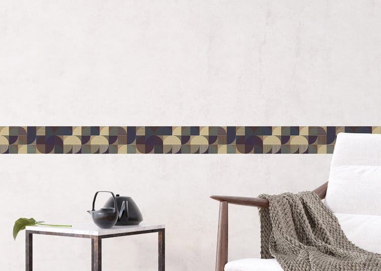 Selbstklebende Bordüre mit Wildblumen und Libellen, Wanddekoration in einem hellen Raum über einem Sofa mit Kissen.