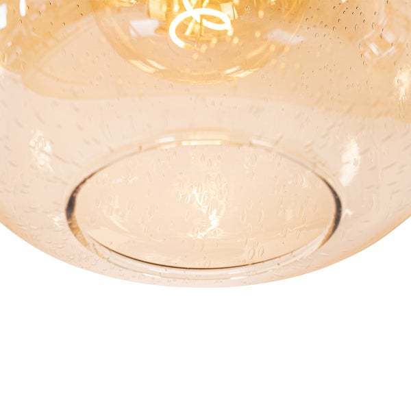 Nahaufnahme einer Klarglas-Pendelleuchte mit Glühbirne