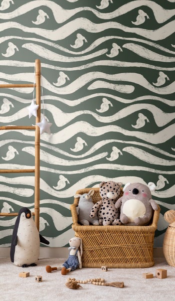 Kinderzimmer mit Leiter, Spielzeug und gemusterter Tapete