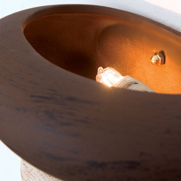 Wandleuchte aus Holz mit integriertem Leuchtmittel, halbkreisförmiges Design für direkte Beleuchtung.