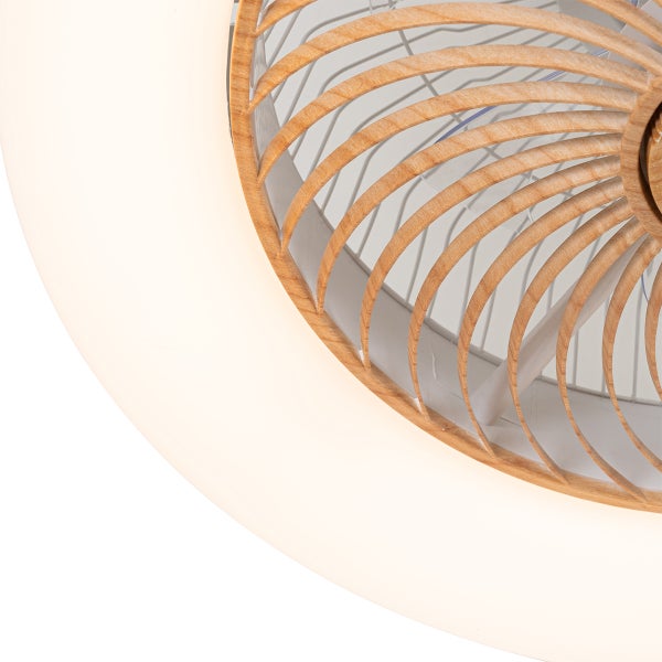 Nahaufnahme eines Deckenventilators mit Beleuchtung, Schutzgitter in Holzoptik und integriertem Leuchtring.