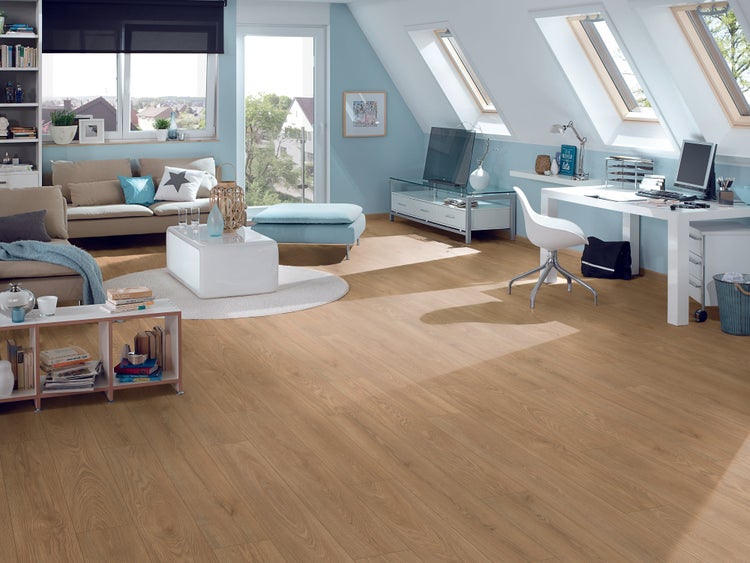 Helles Dachgeschoss mit Holzoptik Laminatboden kombiniert mit moderner Wohnzimmereinrichtung und Arbeitsplatz.